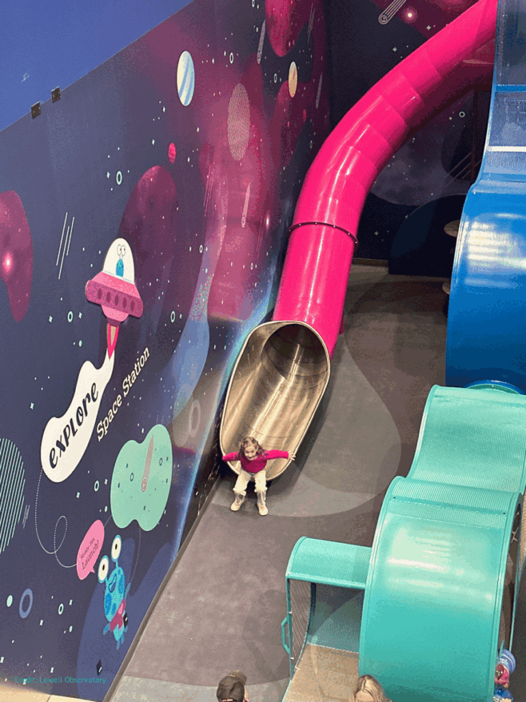 Construction d’une aire de jeu en intérieur composée de 2 nuages connectés et d’un toboggan à Flagstaff (USA).