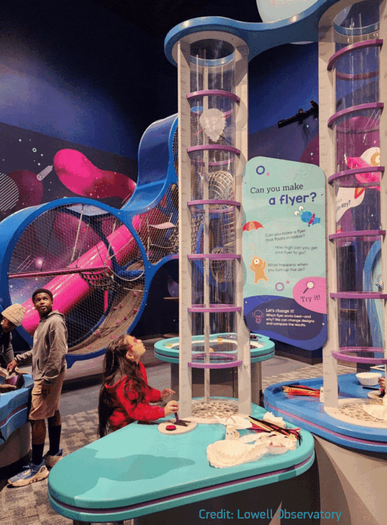 Construction d’une aire de jeu en intérieur composée de 2 nuages connectés et d’un toboggan à Flagstaff (USA).