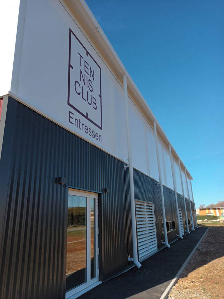 Un complexe tennis innovant à Entressen avec contrôle d’accès Fit Arena