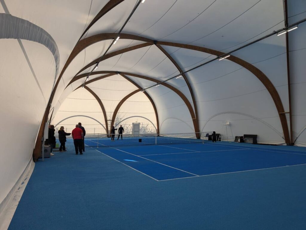 Réentoilage halle de tennis à Saint Max