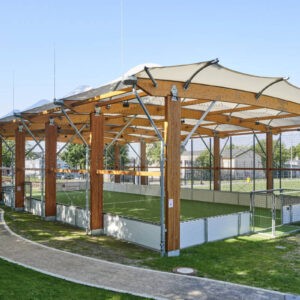Construction de préau sportif en bois et couverture textile