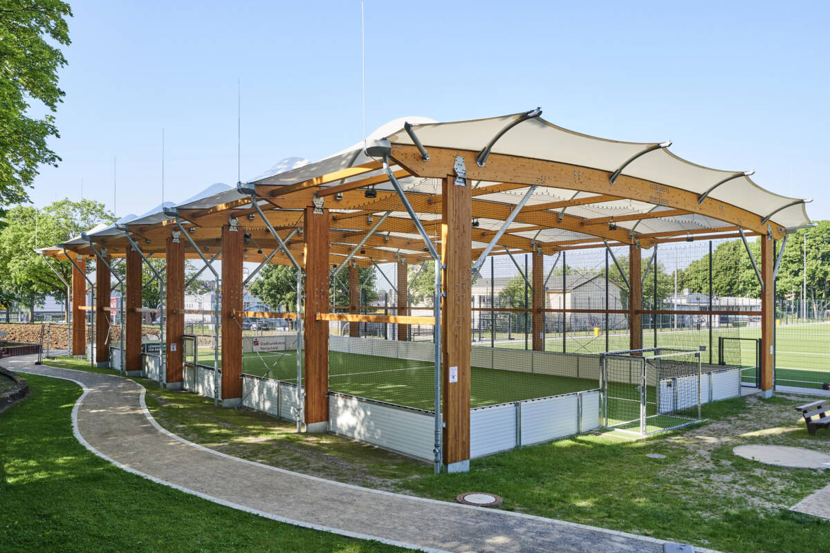 Construction de préau sportif en bois et couverture textile